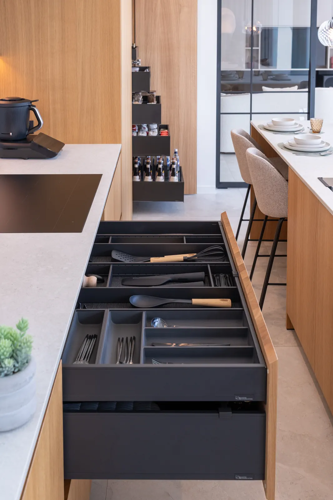 Keuken met een brede, antraciete lade voor kookgerei