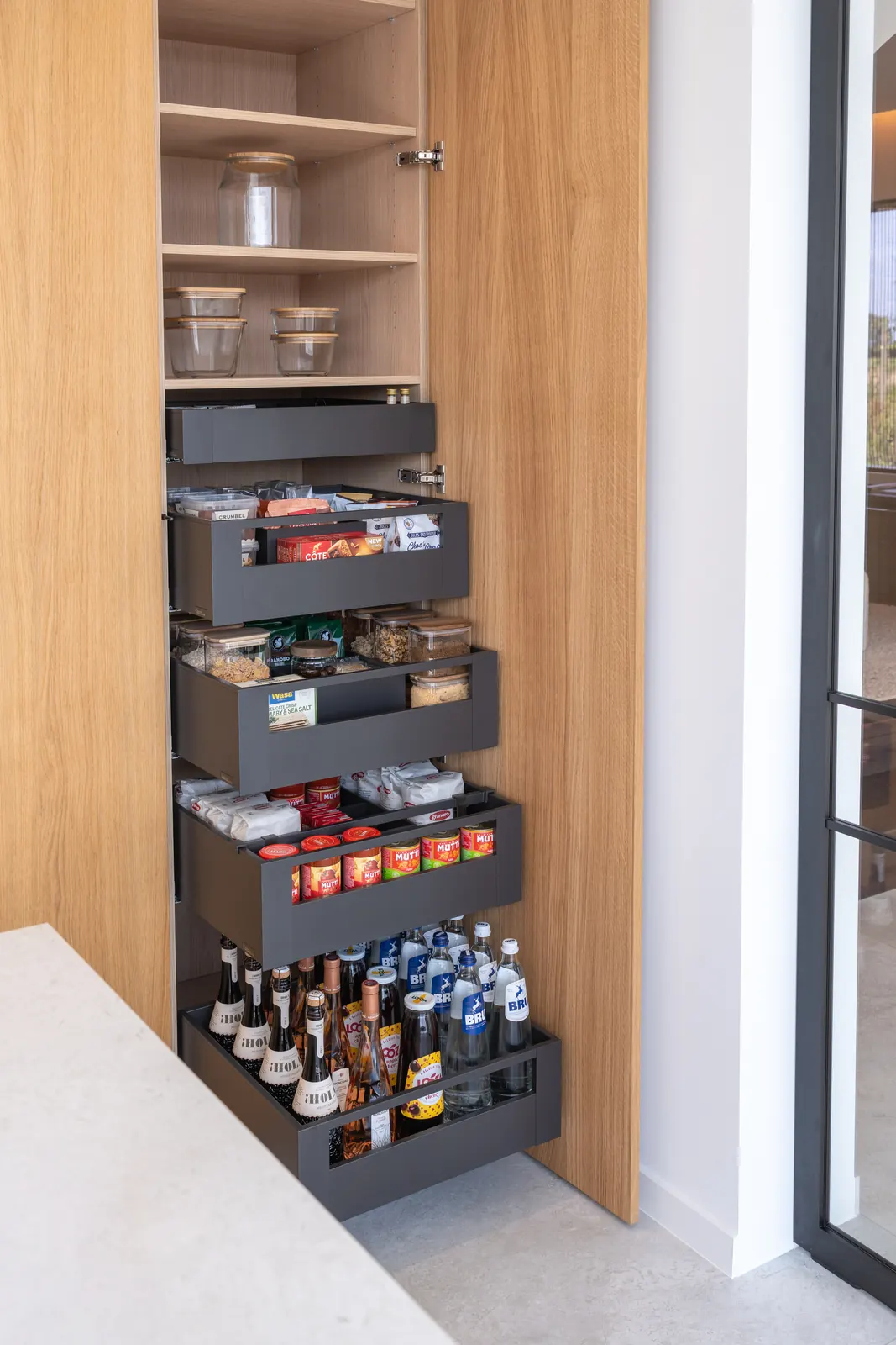 Space Tower met uitgetrokken binnenlades vol voorraad en drank